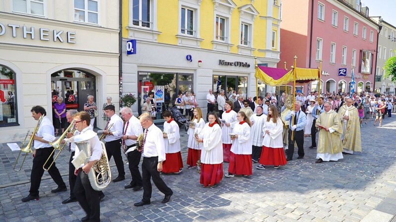 Bei der großen Fronleichnamsprozession der Pfarrei St. Jakob wird das Allerheiligste über den Stadtplatz getragen. An zwei Altären finden kurze Andachten statt.
