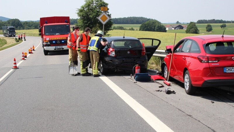 Die Bundesstraße war nach dem Unfall zunächst halbseitig in Richtung Straubing gesperrt.