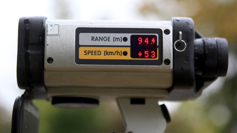 Bei einer Geschwindigkeitskontrolle der Verkehrspolizeiinspektion auf der B15 bei Ergolding gab es ein regelrechtes Blitzlichtgewitter.