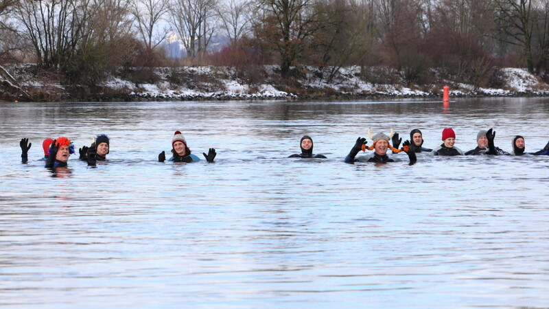 Das Heilig Drei-König-Schwimmen ist nicht nur eine "Spaßveranstaltung". Die Teilnehmer bereiten sich damit auch auf mögliche Einsätze in winterlichen Gewässern vor.