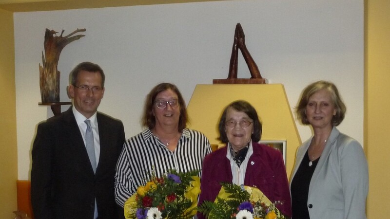 Bürgermeister Helmut Steininger und Einrichtungsleitung Angelica Bauer (r.) bedankten sich bei den Fürsprecherinnen.
