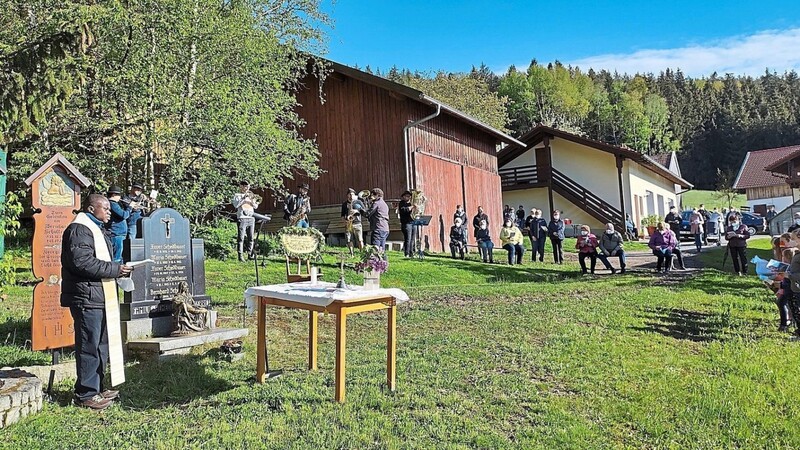 Bei der Totenbrettergruppe fand die Maiandacht statt, links im Bild Pfarrvikar Matthias, in der Bildmitte die Blechbläsergruppe.