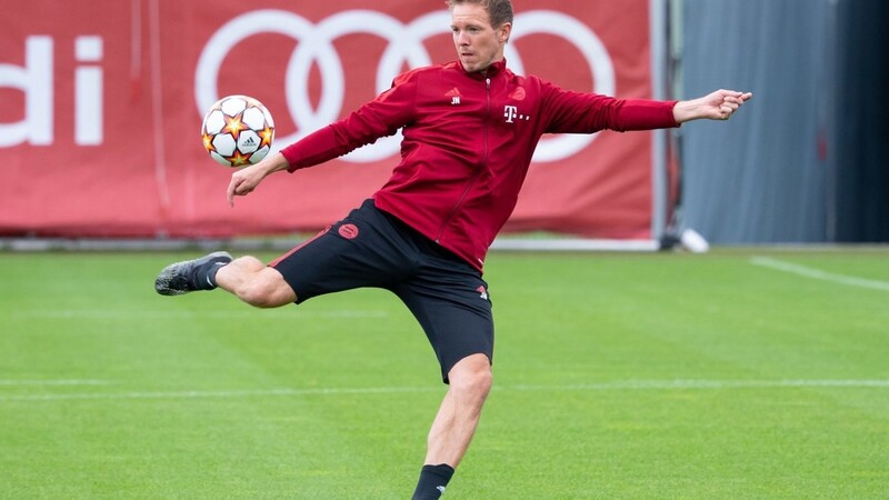 Hat Spaß am Kicken: Bayern-Trainer Julian Nagelsmann. Gegen Kiew will der 34-Jährige ein Zeichen setzen.