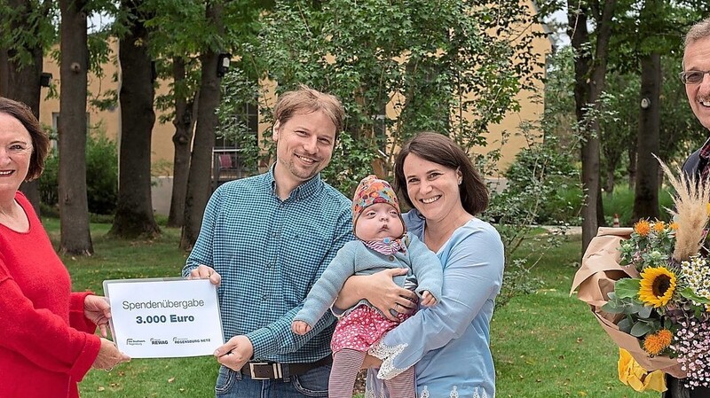 Eva Brandl (v. l. ), Familie Lechner mit Tochter Marie und Johann Graml bei der Spendenübergabe.