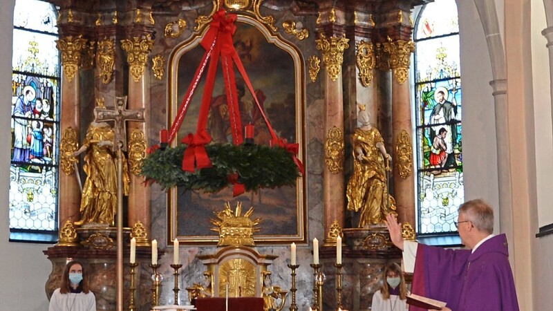Pfarrer Adi Ortmeier segnete den Adventskranz in der Pfarrkirche Sankt Martin.