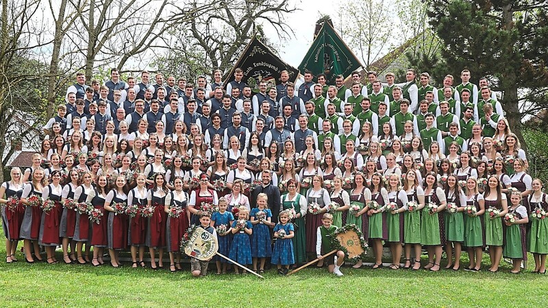 Der Festverein KLJB Eching (l.) und der Patenverein, die KLJB Gundihausen (r.).