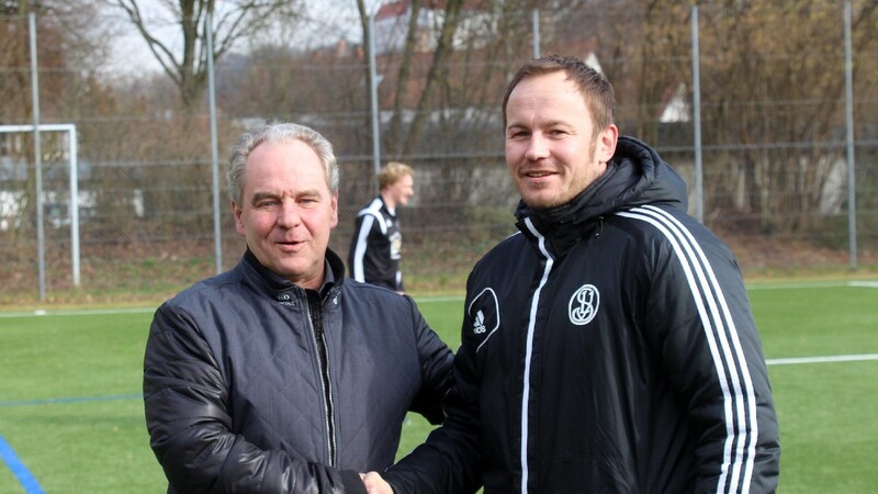 PER HANDSCHLAG BESIEGELT: SVL-Vorstand Manfred Maier (links) und Trainer Florian Baumgartl werden auch in der Spielzeit 2016/17 zusammenarbeiten.