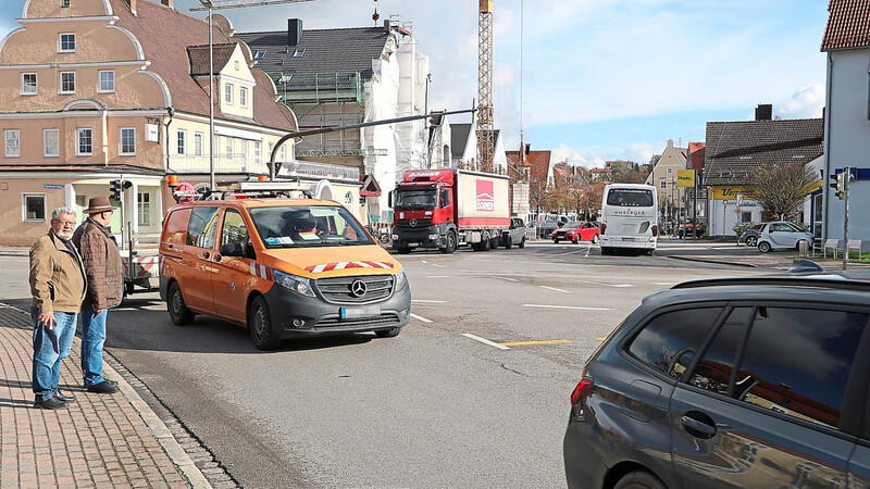 Die SPD-Granden Hans Niedermeier und Edgar Fellner (links) bei der Besichtigung vor Ort. In ihren Augen könnte ein provisorischer Kreisverkehr an der Bahnhofskreuzung gerade unter den jetzigen Verkehrsbedingungen für einen besseren Verkehrsfluss sorgen.