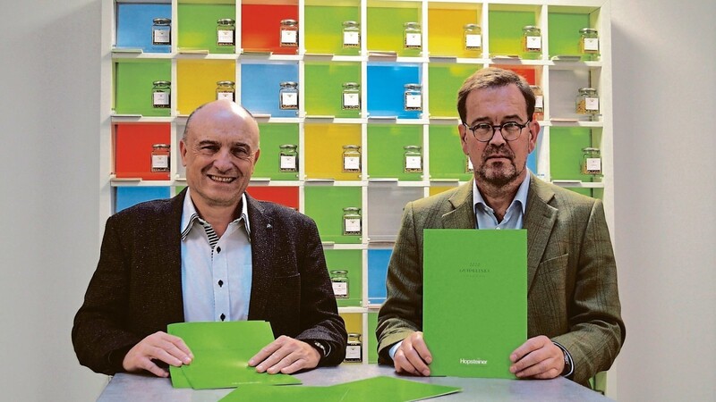 Pascal Piroué (links) und Joachim Gehde, Geschäftsführer der Simon H. Steiner, Hopfen, GmbH haben auch in diesem Jahr nach der Ernte einen Marktbericht veröffentlicht.