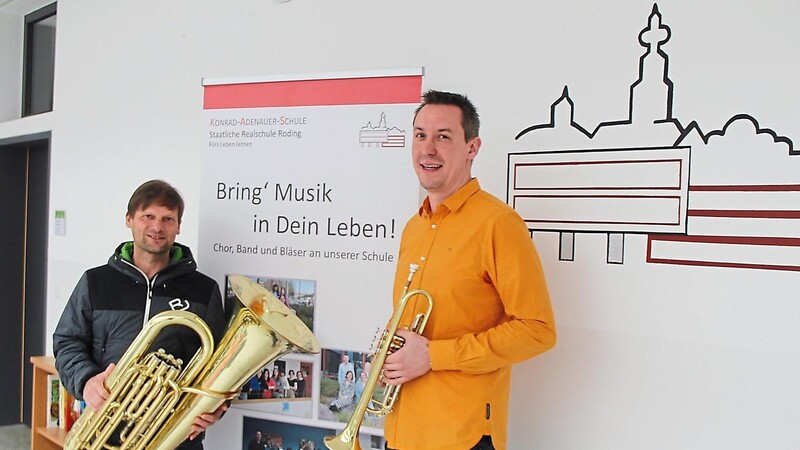 Direktor Alexander Peintinger (links) und Georg Kulzer von der Fachschaft Musik rühren die Werbetrommel für Musik und das Spiel mit Instrumenten, gerade auch an der Konrad-Adenauer-Realschule Roding.