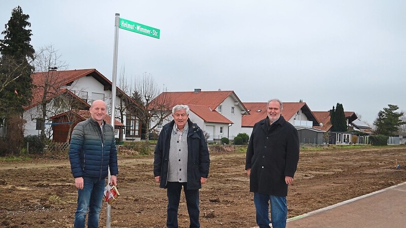 Bürgermeister Franz Aster, der ehemalige Bürgermeister Helmut Wimmer und der geschäftsleitende Beamte Josef Greßmann bei der neuen Straße.