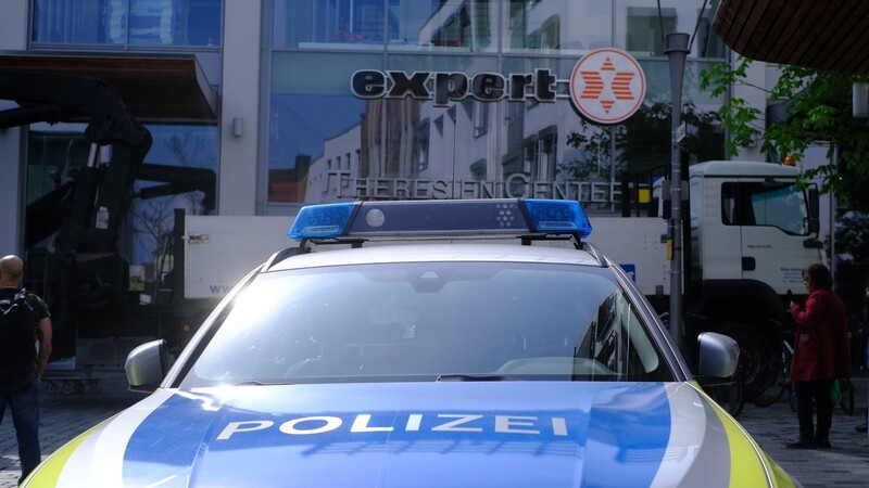 Rund 100 Polizisten aus ganz Niederbayern forderte der Einsatz am Montag im Theresiencenter.