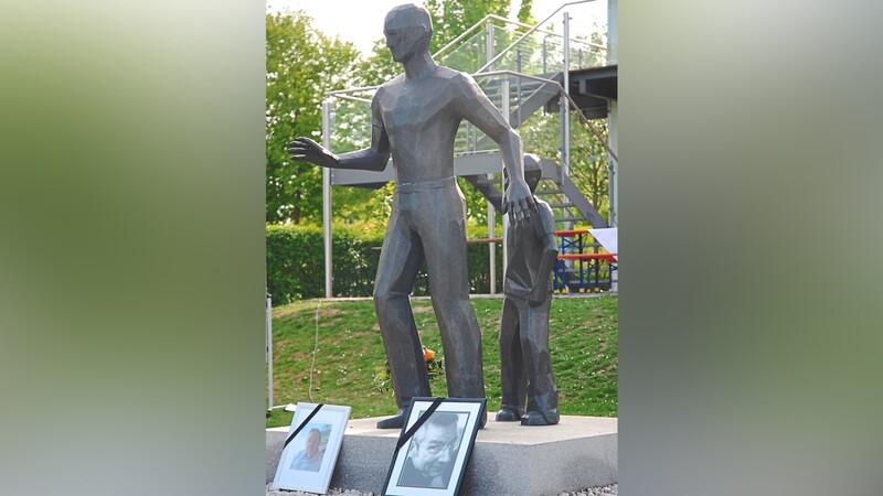 Das Bild von Dominik Brunner und seinem Vater vor dem Dominik-Brunner-Denkmal.