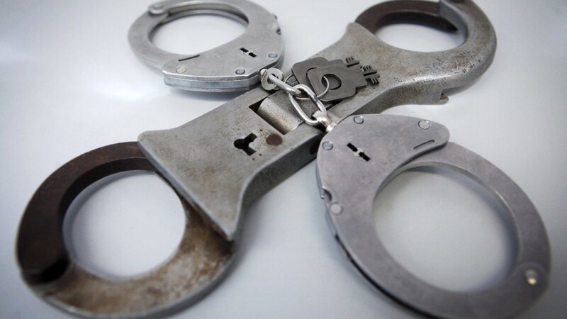Symbolbild Handschellen Polizei Festnahme
