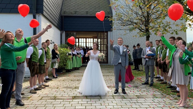 Magdalena und Tobias Mühlbauer ließen mit den Gratulanten Herzballons steigen.