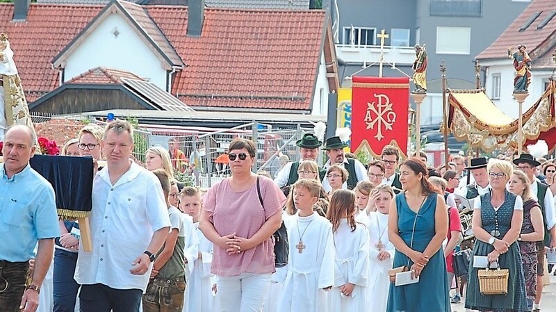 Hunderte von Katholiken waren an Fronleichnam gekommen und beteten in den Straßen der Marktgemeinde Ergoldsbach.