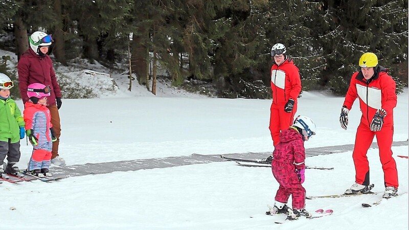 Erfahrene Übungsleiter begleiten, wie hier die "Zwergerl" , aber auch die Teilnehmer der Winterfreizeit durch die Skitage.