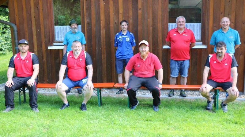 Das Team Weiding (sitzend) wurde Erstplatzierter in der Vormittagsgruppe. Dahinter stehend jeweils der Moarführer von Wetterfeld und Gowalso und die ESC-Offiziellen.