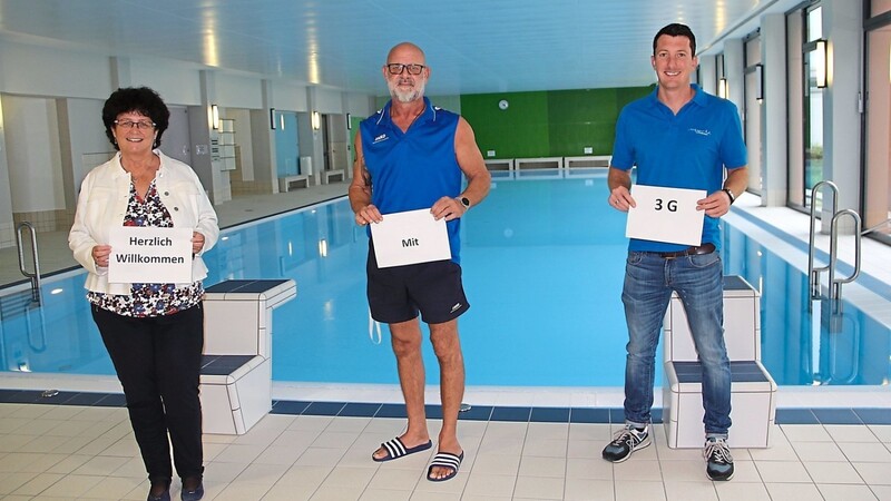 Bürgermeisterin Liane Sedlmeier, Jens Aschenbrenner und Schwimmmeister Stefan Schrenk (v. l.) heißen ab Samstag die Badegäste unter Einhaltung der 3G-Regel willkommen.