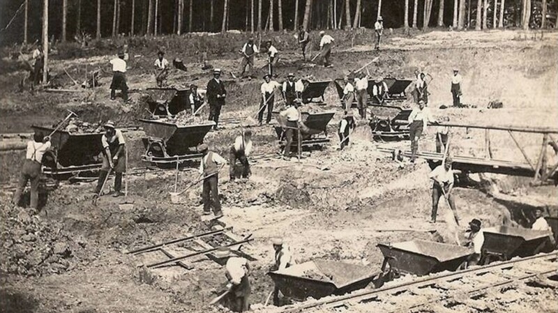 Mit viel Handarbeit war der Tagebau in den 1930er-Jahren verbunden.