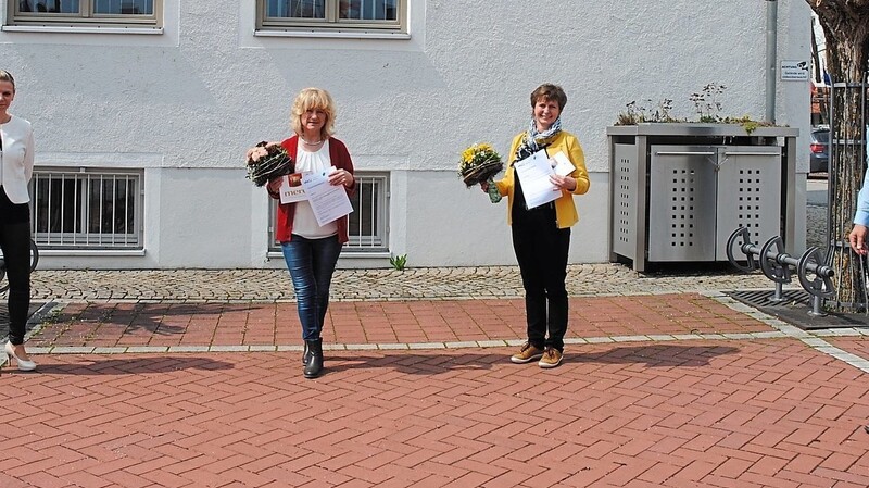 Bürgermeister Peter Forstner und Verwalltungsangestellte Jasmin Eberlein-Mirlach (l.) gratulierten Irmgard Ertl (2.l.) und Claudia Mende zur erfolgreichen Weiterbildung.