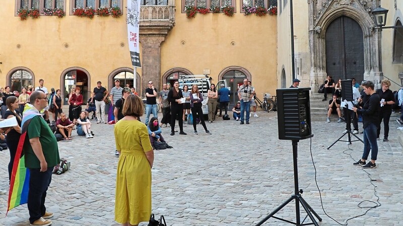 Die Kundgebung der Initiative Queeres Regensburg stieß am Mittwoch auf reges Interesse.