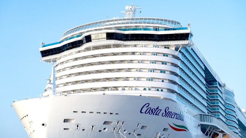 Die "Costa Smeralda" liegt im Hafen. Wegen eines Verdachtsfalls auf das Coronavirus sitzen Tausende Passagiere an Bord des Kreuzfahrtschiffes im Hafen der italienischen Stadt Civitavecchia fest.