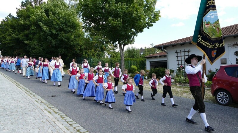 Mit einem kleinen Festzug vom Dorfplatz zur Schule beginnt das Fest zum 75-jährigen bestehen des Rundinger Heimat- und Volkstrachtenvereins.