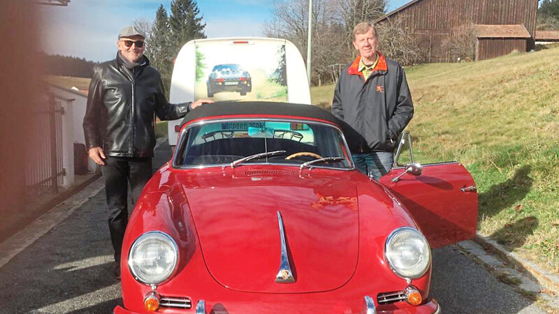 Professor Dr. Alois Fürst (links) organisierte eine Wohltätigkeitsausfahrt, Rallyefahrer Walter Röhrl gestaltete die Tour durch den Bayerischen Wald.