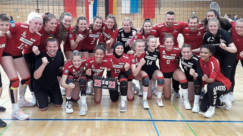 Mannschaft und Betreuer der U18-Damen der Roten Raben konnten sich nach dem Sieg über den SC Dresden über den Titel freuen.