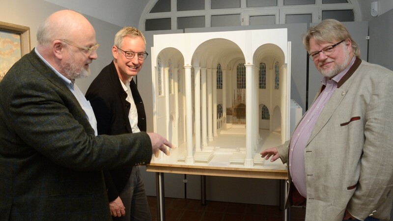Prof. Dr. Günther Moosbauer (rechts) und sein Stellvertreter Dr. Stefan Maier (links) zeigen Oberbürgermeister Markus Pannermayr das Modell von St. Jakob, das beinahe entsorgt worden wäre, aber im Gäubodenmuseum bewahrt wird.
