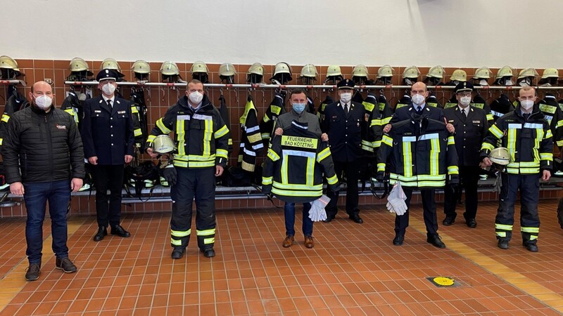 Bürgermeister Markus Hofmann übergab an die Feuerwehren der Stadt die zweite Marche an Schutzkleidung.