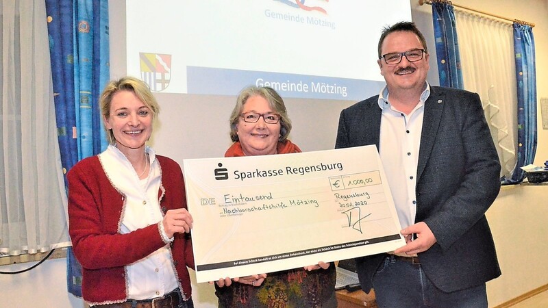 Als Starthilfe hatte Dr. Gaby von Rhein einen Scheck in Höhe von 1000 Euro von Landrätin Tanja Schweiger mitgebracht, den sie an Bürgermeister Reinhard Knott und Ansprechpartnerin Marianne Hausladen überreichte.