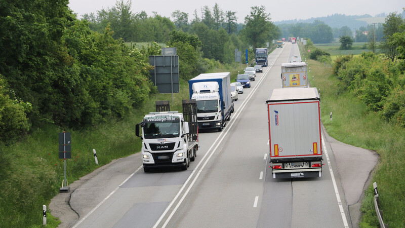 Mittwochfrüh auf der B 20 zwischen Cham und Straubing: Dort, wo die Trasse einspurig ist, fahren Autos in Kolonnen hinter Lastwagen her.  Foto: pah