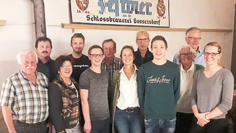 Lachend stehen sie vor einem alten Schild der einstigen Schlossbrauerei Gossersdorf: die Vorstandsmitglieder des neuen Fördervereins mit der Vorsitzenden Nicola Nagels (Mitte) an der Spitze.