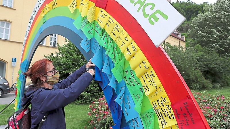 In 31 Städten wird Greenpeace bis Ende Juli mit dem Regenbogen vor Ort sein, auf dem Passanten ihre ganz persönlichen Zukunftsvisionen hinterlassen können.