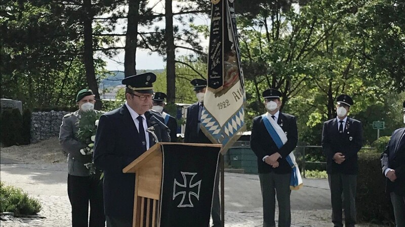 Nach der Ansprache des KSK-Vorsitzenden Erhard Klar legte die Kameradschaft im Gedenken aller Verstorbenen einen Kranz am Kriegerdenkmal nieder.