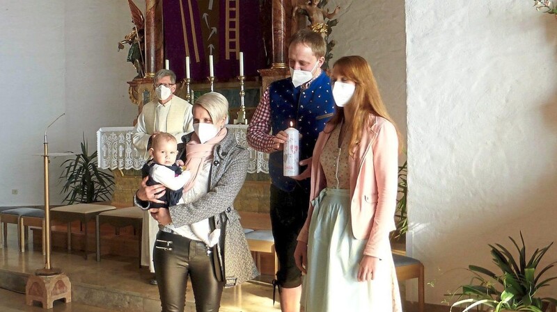 Pfarrer Johann Wutz spendete Emilie Feil, hier auf dem Arm ihrer Patin Sonja Müller und mit ihren Eltern, das Sakrament der Taufe.