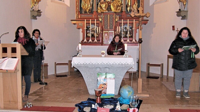 Der Vorstand des Frauen- und Müttervereins beim Weltgebetstag in der Pfarrkirche.