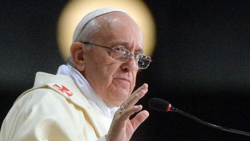 Der Papst segnet am Freitag, 27. März, anlässlich der Corona-Krise die Welt.
