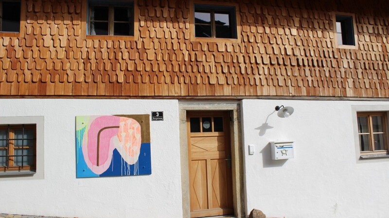 Bilder des einstigen Künstlerkollektivs hängen noch neben dem Eingang. Bewohnt ist das Schießl-Haus derzeit nicht.