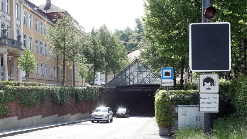 Der Josef-Deimer-Tunnel muss ab Freitagabend wegen Funkstörungen gesperrt werden.