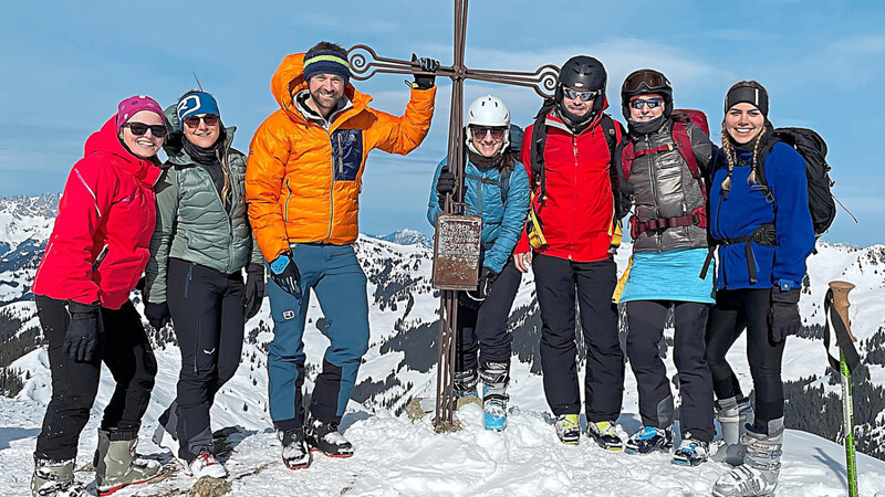 Gipfelglück: Die sechs Teilnehmer mit Guide Bertram Pfaller (3. v. l.) auf dem Gipfel in den Kitzbühler Alpen.