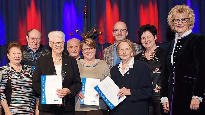 Hannelore Luginger (links) ehrte zusammen mit Mitgliedern der Vorstandschaft, Bürgermeister Andreas Strauß und der VdK-Kreisvorsitzenden Monika Voland-Kleemann langjährige Mitglieder.