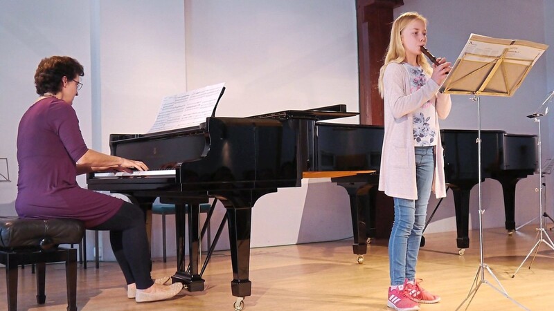 Viktoria Lyapin wurde für ihre Leistungen mit der Blockflöte vorab mit einer Urkunde ausgezeichnet. Begleitet wird sie von Tanja Wagner am Klavier.