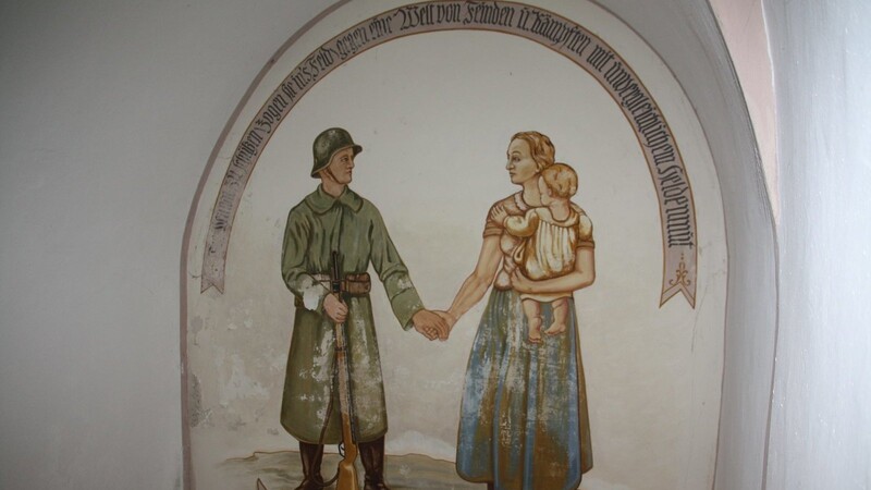 Das Fresko im Foyer des Rathauses ist ein Relikt der NS-Zeit.