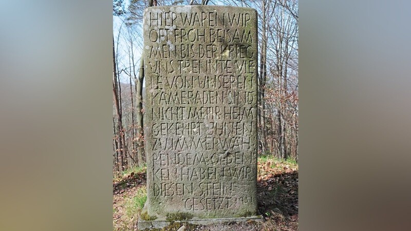 Der Gedenkstein aus Quarzit steht hoch über dem Schweinbachtal im Buchenwald.