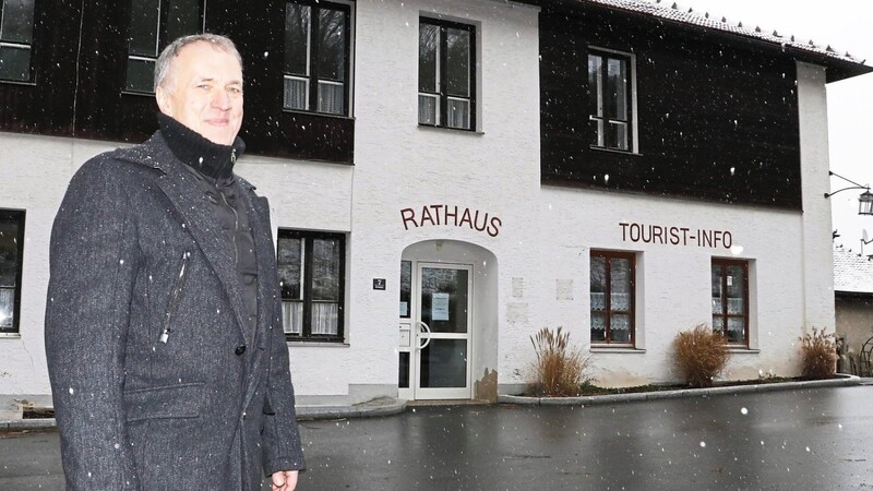 Bürgermeister Xaver Gmach im dichten Schneetreiben vor dem alten Schulhaus in Hohenwarth. Dort, wo bis Herbst letzten Jahres das Rathaus untergebracht war, könnten Seniorenwohnungen oder eine Pflegeeinrichtung entstehen.