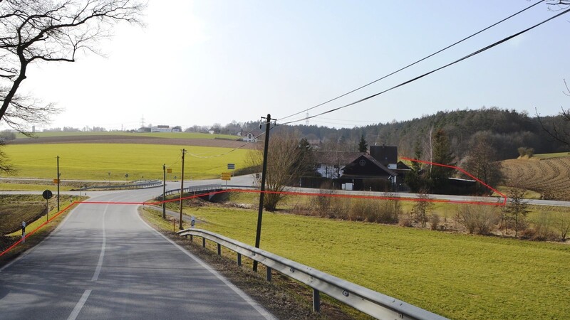 Der Verlaufsvorschlag (rote Linie) des Staatlichen Bauamtes für den Radweg von Adlkofen nach Kirchberg sieht im Bereich der Ruhmannsdorfer Kreuzung gleich zweimal eine Straßenquerung vor.