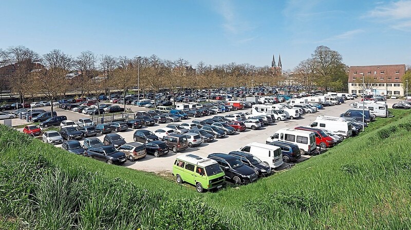 Der Parkplatz am alten Eisstadion mit 676 Parkplätzen. Ende des Jahres werden hier Parkgebühren fällig.